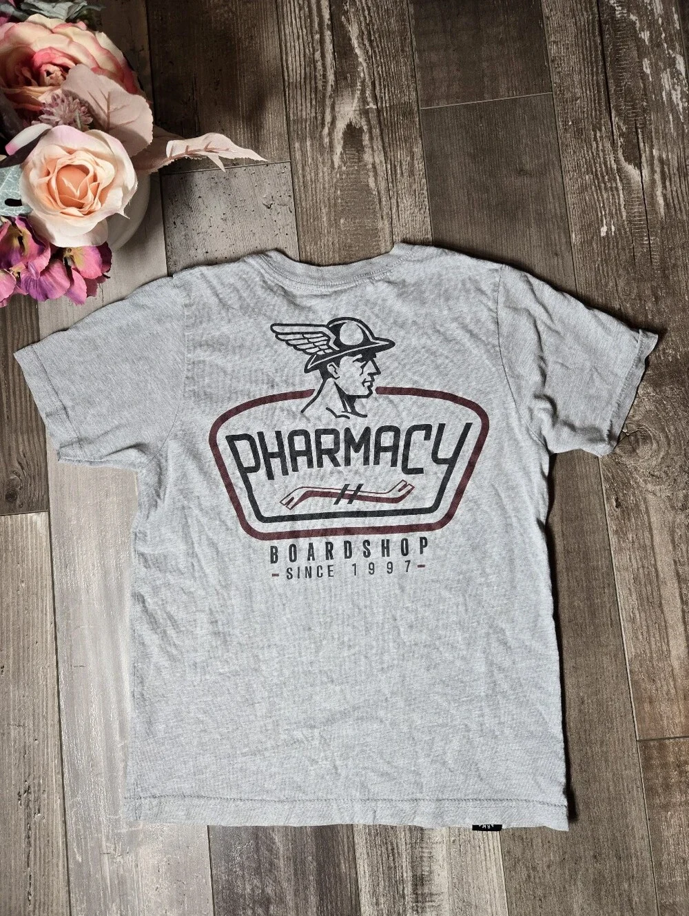 Pharmacy Board Shop Boys Gray Graphic Tee Size Medium (7/8)